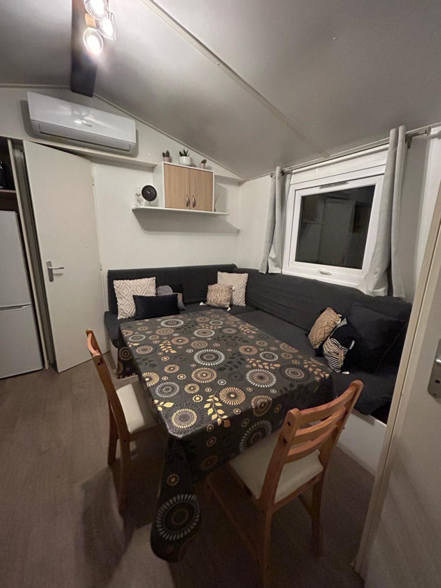 Mobil-Home Au Pied Du Luberon La Roque-d'Antheron Exterior foto