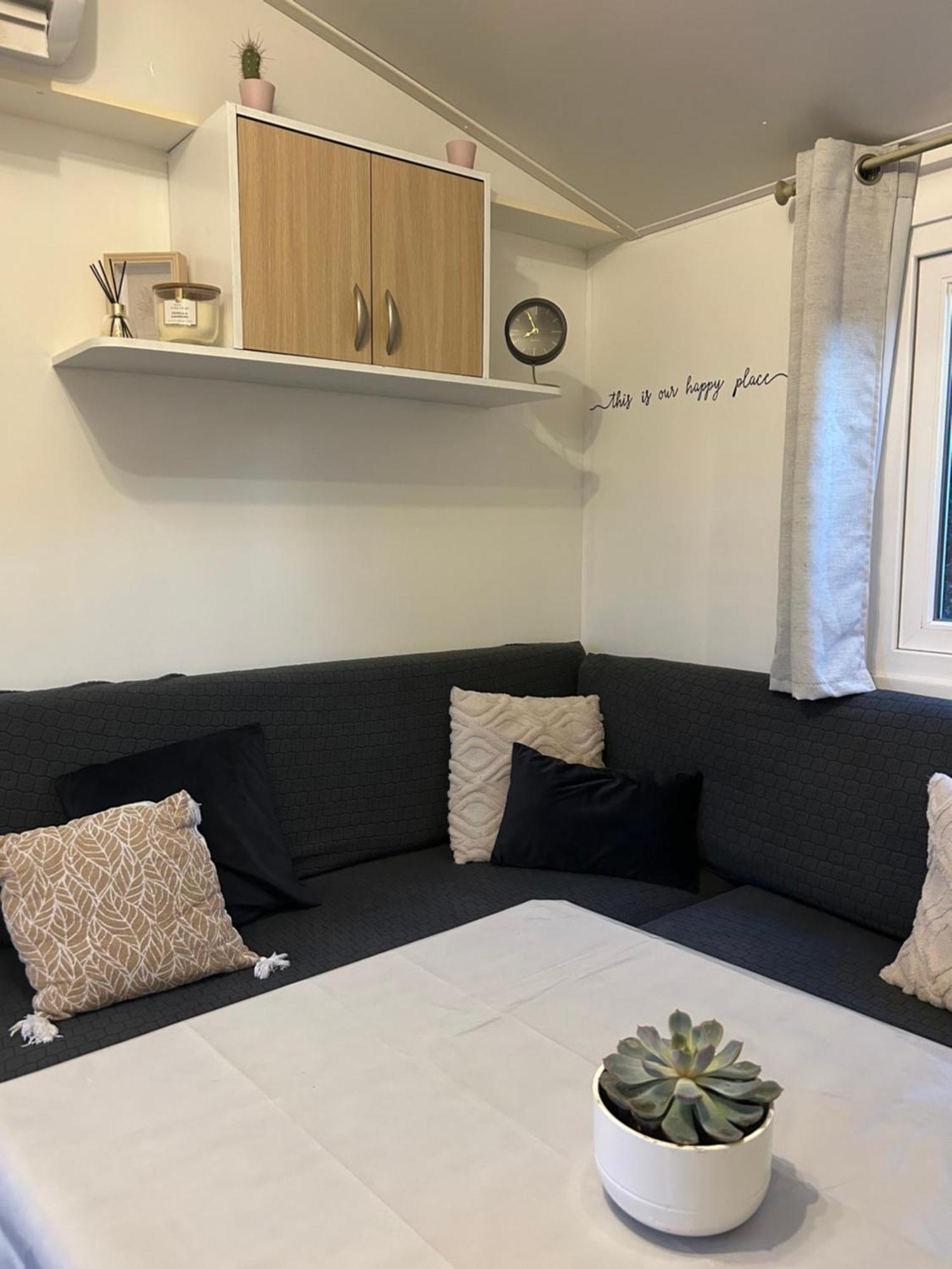 Mobil-Home Au Pied Du Luberon La Roque-d'Antheron Exterior foto
